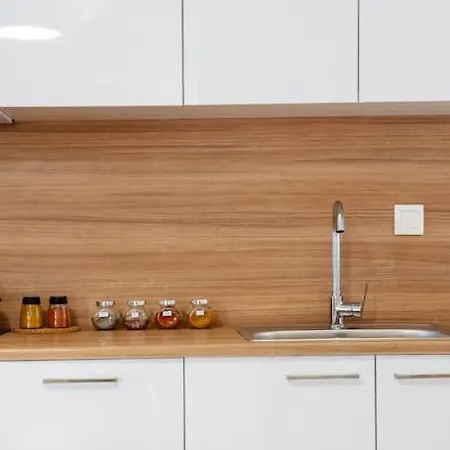 Luana's Charming In Pagrati Apartment