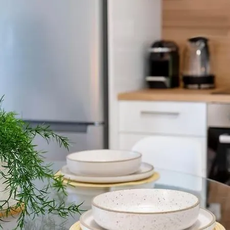 Luana's Charming In Pagrati Apartment *