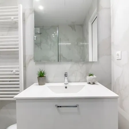Luana's Charming In Pagrati Apartment *