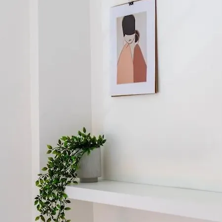 Luana's Charming In Pagrati Apartment