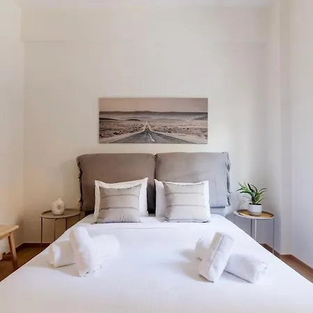 Luana's Charming In Pagrati Apartment *