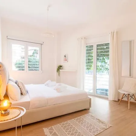 Luana's Charming In Pagrati Apartment *